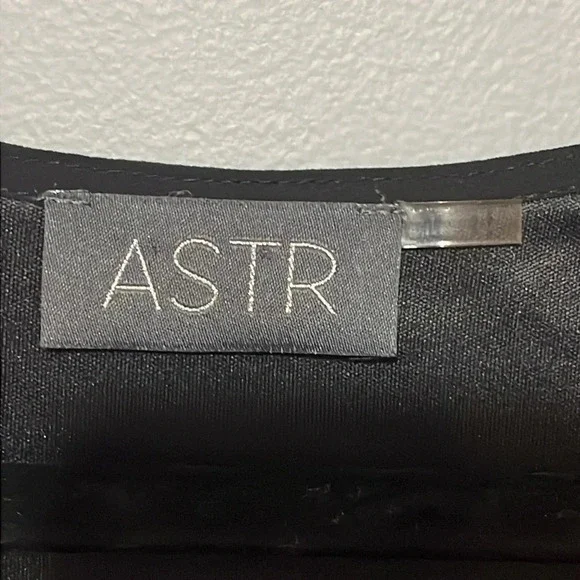 Astr | long sleeve short romper Playsuit low v-neckline crochet Women’s size M - Picture 6 of 9